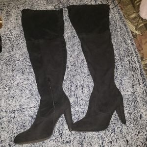 BLACK OVER THE KNEE HEEL BOOTS